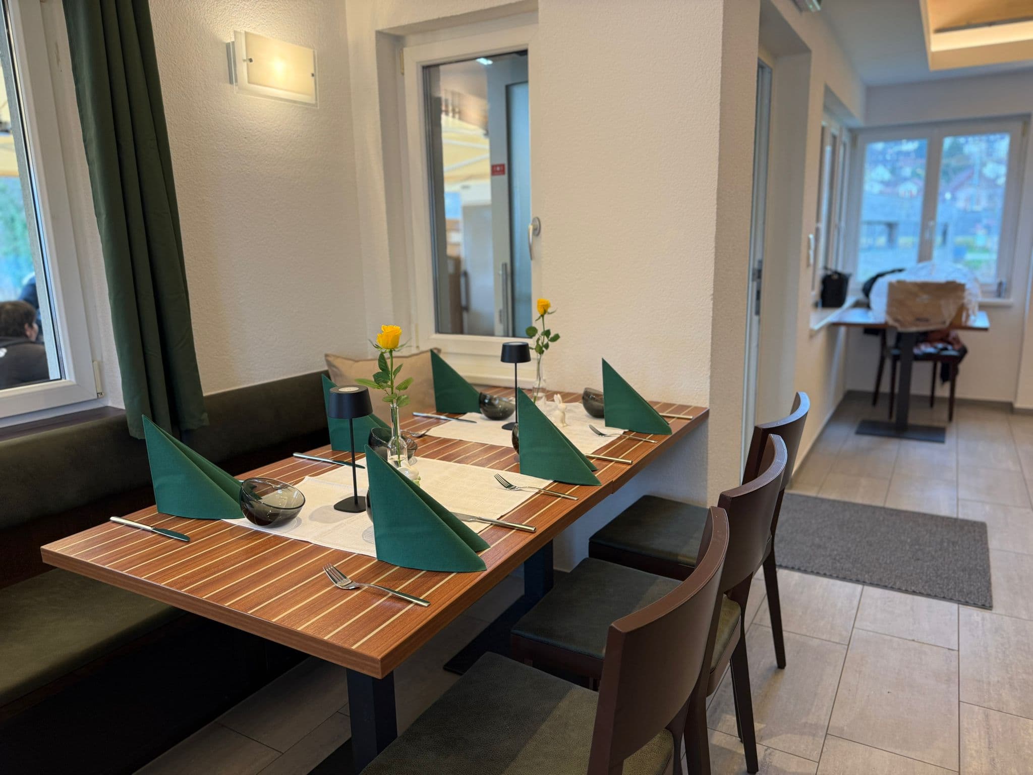 Restaurant-Interieur mit warmem Licht